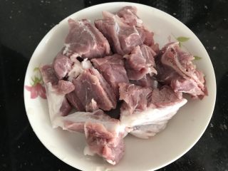 6、莲子无花果膨鱼腮扇骨汤,然后冲洗干净