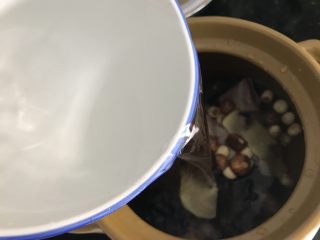 13、莲子无花果膨鱼腮扇骨汤,加入清水