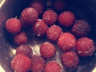 2、酸梅汤,白糖腌制杨梅1个小时