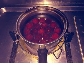 3、酸梅汤,小火煮开，杨梅变软，用小勺子将杨梅压扁，沥出杨梅子即可