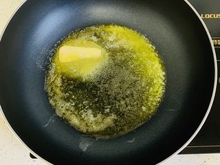 2、美式鸡肉派,首先我们先来做一个白酱，炒锅放入黄油小火融化，一定要小火不然黄油会胡掉。