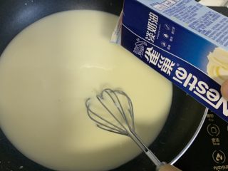 5、美式鸡肉派,最后一次加入淡奶油，搅拌至顺滑。