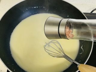 6、美式鸡肉派,加入适量的盐。