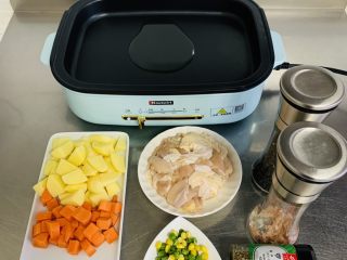 8、美式鸡肉派,我们来做配菜，多功能锅加入植物油。