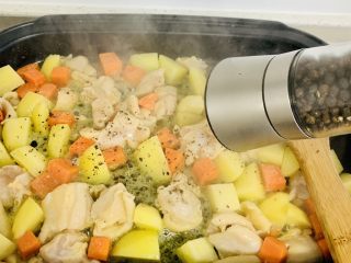 11、美式鸡肉派,加入适量的黑胡椒，炒至鸡肉变白。