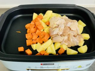 9、美式鸡肉派,放入鸡肉、土豆、胡萝卜丁进行翻炒。