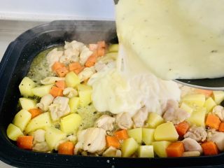 12、美式鸡肉派,加入做好的白酱