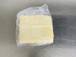 15、美式鸡肉派,派皮提前冰箱冷藏解冻。