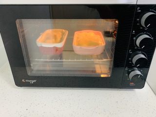 19、美式鸡肉派,烤箱提前预热，上下火180度烤40分钟。