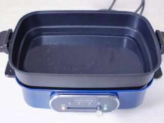 2、补血养颜～低脂紫薯红糖糯米饼,美食锅中加入水。