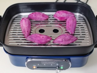 3、补血养颜～低脂紫薯红糖糯米饼,将蒸屉放入锅中，再把洗干净的紫薯放在蒸屉上！美食锅高温烧开，转中温约15分钟！