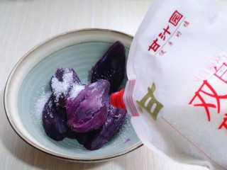 5、补血养颜～低脂紫薯红糖糯米饼,将蒸熟的紫薯放入器具中，加入白砂糖！