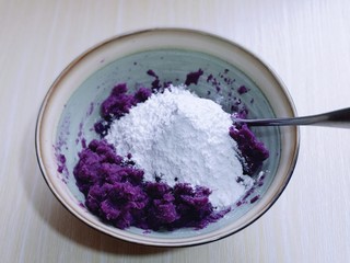 7、补血养颜～低脂紫薯红糖糯米饼,加入牛奶，再加入糯米粉！(糯米粉的量，根据实际情况增减)