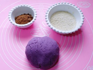 8、补血养颜～低脂紫薯红糖糯米饼,将紫薯泥揉成面团，准备好所以食材！