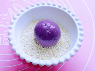 11、补血养颜～低脂紫薯红糖糯米饼,揉圆的紫薯球沾上少许食用油，这样更容易裹上芝麻！还不容易掉！