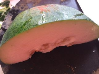 1、爱心虾冬瓜扣,把大冬瓜洗干净