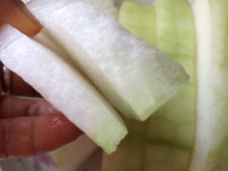 4、爱心虾冬瓜扣,把大冬瓜切成片，两片为扣，中间切时留一点不要切断，每片切厚一点，蒸时不会烂掉