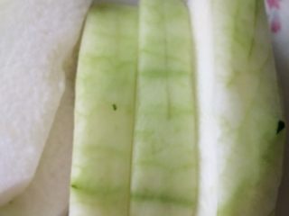 5、爱心虾冬瓜扣,大小要均匀，摆盘好看