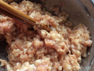 7、爱心虾冬瓜扣,放生粉，蚝油，料酒，鸡精，盐拌匀腌制十分钟