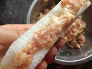 8、爱心虾冬瓜扣,把肉末放到两片冬瓜之间