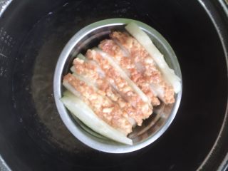 9、爱心虾冬瓜扣,放到盘中摆好，冬瓜肚子向上摆，放入蒸锅里蒸十分钟