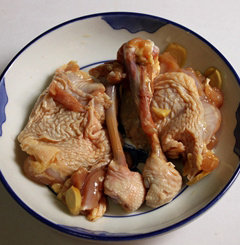 1、烧汁鸡腿饭,鸡腿剔骨，把材料里面的东西倒入按摩均匀