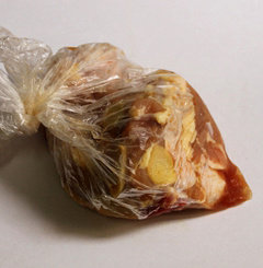 2、烧汁鸡腿饭,然后入保鲜袋放入冰箱冷藏几个小时，时间从半个小时——腌制过夜都可以，时间长点，鸡肉比较入味而且不腥，赶时间的话就随便腌腌下锅吧