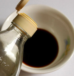 3、烧汁鸡腿饭,鸡肉取出滤掉汁水备用，调好酱汁，把全部材料调好在一个碗里