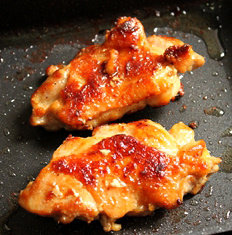 4、烧汁鸡腿饭,锅预热，放入少许油，把鸡腿带皮的一面贴着锅面，煎至金黄，然后翻面再煎至金黄