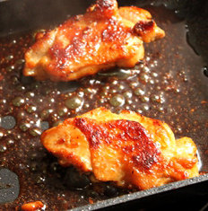 5、烧汁鸡腿饭,倒入酱汁，煮至冒小泡浓稠即可装盘，多余的酱汁淋在鸡肉上面O啦