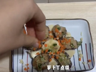 8、清蒸鲍鱼,同时撒些胡萝卜丁点缀。