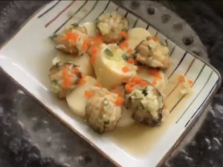 9、清蒸鲍鱼,锅中烧水沸腾，大火4～5分钟。（也要取决于鲍鱼的大小，我用的是小鲍鱼）