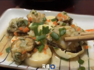 11、清蒸鲍鱼,最后泼上热油。