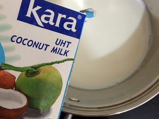 2、椰奶小方,牛奶、白糖、椰浆混合，加热，不用煮沸，白糖融化就好