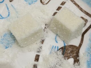 7、椰奶小方,放在椰蓉里滚一下