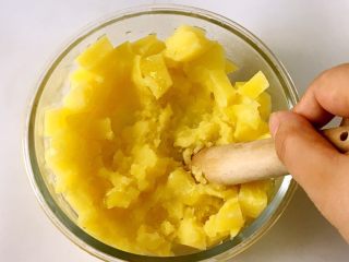 10、宝宝辅食之牛肉土豆泥,土豆蒸熟后捣成泥
