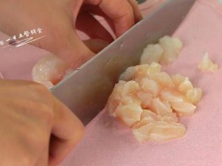 2、蔬菜豆腐鱼丸,龙利鱼洗净，切成丁，挤几滴柠檬汁去腥。