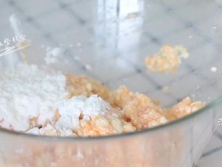 4、蔬菜豆腐鱼丸,再加生粉加入，搅拌均匀。