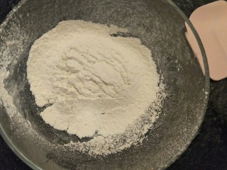 2、新手奶油小西饼——少油少糖,20克低筋面粉过筛。