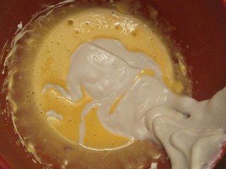 7、新手奶油小西饼——少油少糖,把面糊和拌入蛋黄液中。