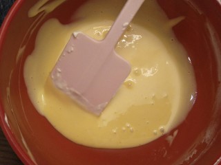 8、新手奶油小西饼——少油少糖,翻拌均匀。