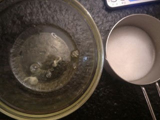 9、新手奶油小西饼——少油少糖,准备打发蛋白30克，细砂糖。