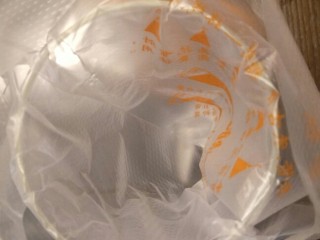 15、新手奶油小西饼——少油少糖,装入一个裱花袋中，剪小口。这里口剪的小一点，等会儿方便控制面糊