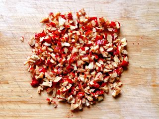 1、山药红枣鸡蛋糕,先将红枣清洗干净，去核，切碎备用。