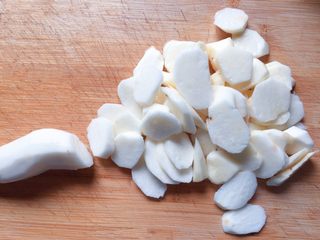 2、山药红枣鸡蛋糕,山药去皮洗净切小块。