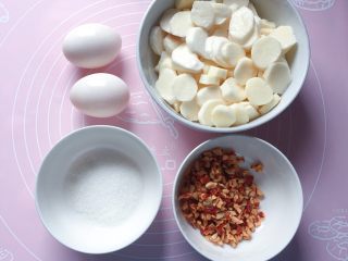 3、山药红枣鸡蛋糕,准备好白糖和鸡蛋。