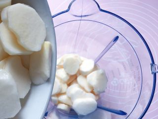 4、山药红枣鸡蛋糕,将山药块放入料理杯中