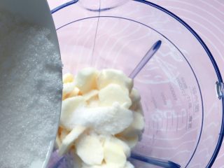 5、山药红枣鸡蛋糕,将白糖放入料理杯中