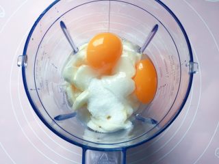 6、山药红枣鸡蛋糕,打入鸡蛋