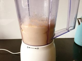 7、山药红枣鸡蛋糕,启动料理机，打至细腻的糊状。（越细腻越好）